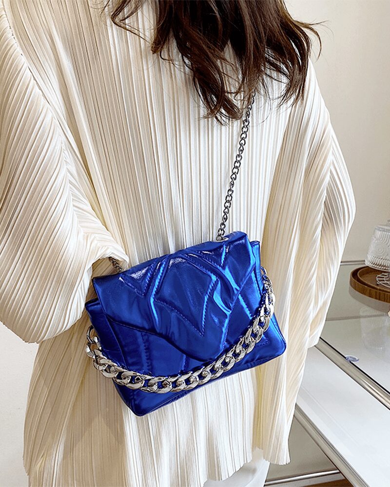 Femmes élégantes portant le sac à main bleu Cassie sur l'épaule - Un accessoire tendance et vibrant par Izamel.