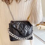 Femmes élégantes portant le sac à main noir Cassie sur l'épaule - Un accessoire de luxe incontournable par Izamel.