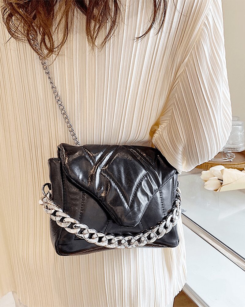 Femmes élégantes portant le sac à main noir Cassie sur l'épaule - Un accessoire de luxe incontournable par Izamel.