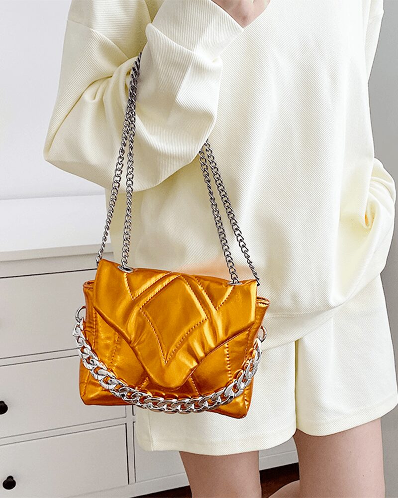 Femmes portant le sac à main orange Cassie - Élégance en mouvement avec le style Izamel.