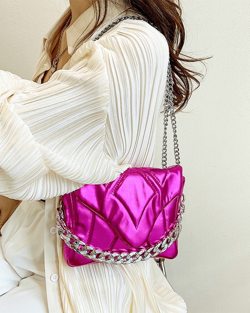 Femmes élégantes portant le sac à main rose Cassie sur l'épaule - Un accessoire fleuri de chez Izamel.