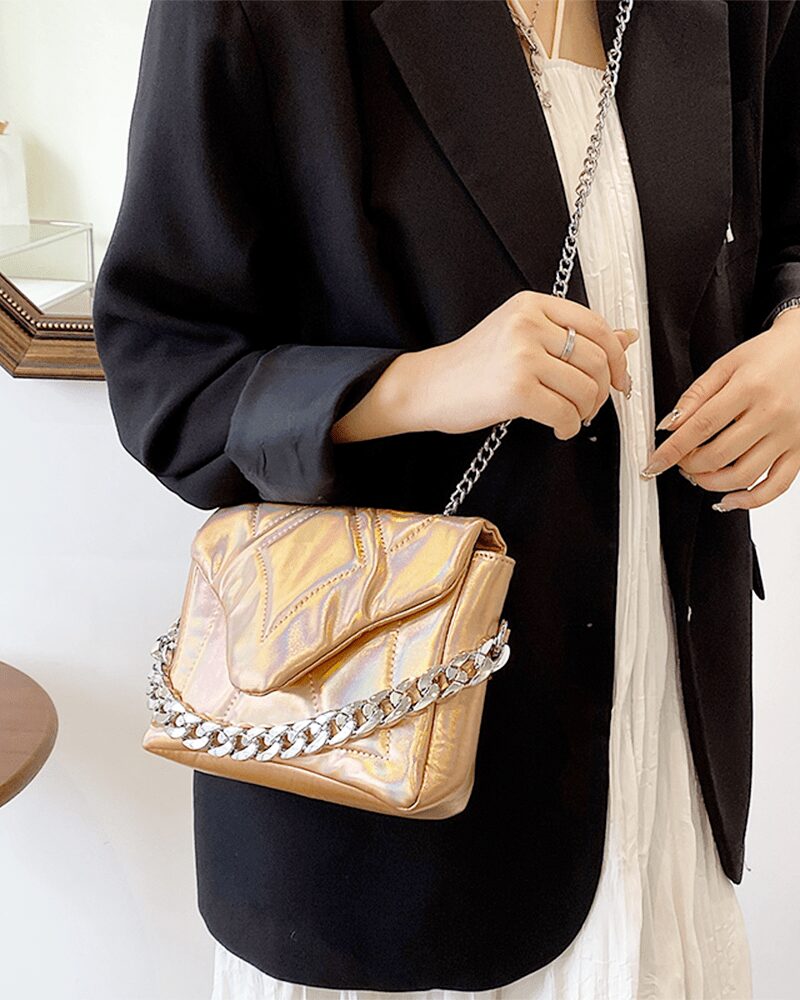 Femmes décontractées portant le sac à main saumon Cassie sur l'épaule - Un accessoire tendance de chez Izamel.