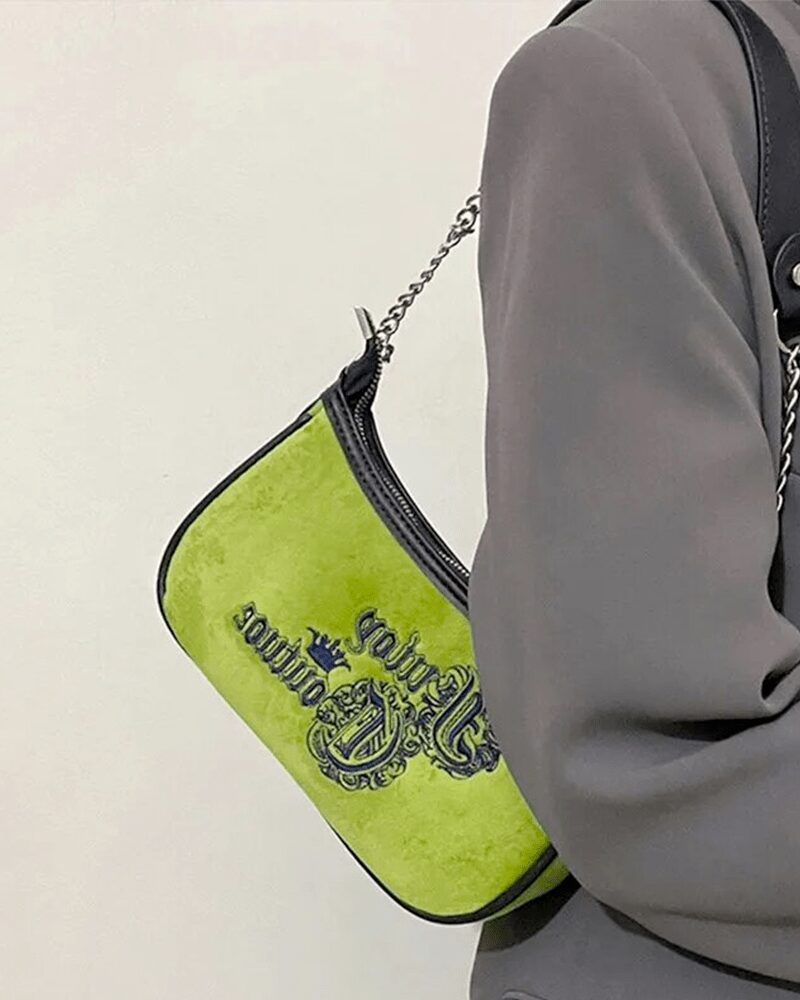 Manel : Sac à main porté à l'épaule par une femme - élégance en mouvement.