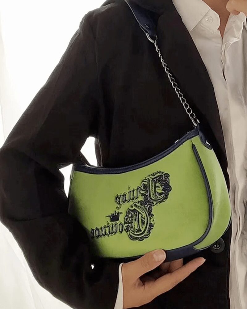 Manel : Sac à main d'épaule tenu à la main par une femme - Symbole d'élégance.