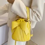 Sac à main Alexia jaune - Accessoire lumineux porté sur le bras pour femmes chez Izamel.