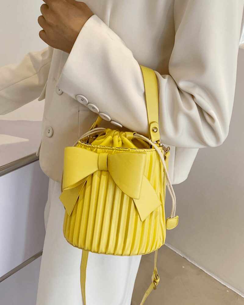 Sac à main Alexia jaune - Accessoire lumineux porté sur le bras pour femmes chez Izamel.