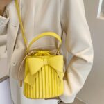 Sac à main Alexia jaune - Accessoire éclatant porté sur l'épaule pour femmes chez Izamel.