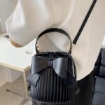 Sac à main Alexia noir - Accessoire chic porté sur l'épaule pour femmes chez Izamel.