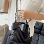 Sac à main Alexia noir - Accessoire chic tenu à la main pour femmes chez Izamel.