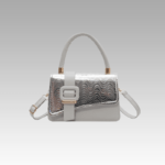 Le sac à main Gloria argenté, incarnation de la sophistication, exposé avec élégance dans la boutique Izamel.