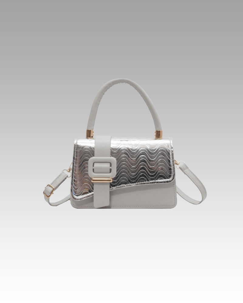 Le sac à main Gloria argenté, incarnation de la sophistication, exposé avec élégance dans la boutique Izamel.