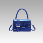 Le sac à main Gloria bleu, symbole de raffinement, exposé avec grâce dans la boutique Izamel.