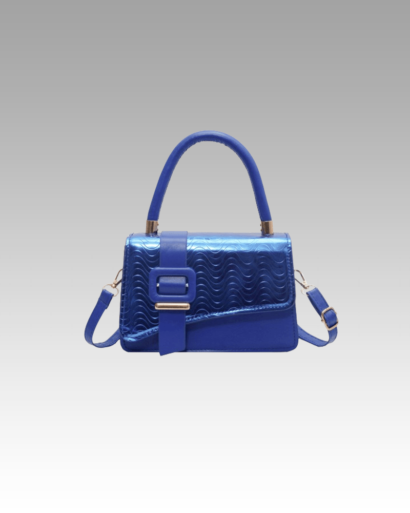 Le sac à main Gloria bleu, symbole de raffinement, exposé avec grâce dans la boutique Izamel.