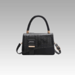 Le sac à main Gloria noir, symbole de sophistication, exposé avec classe dans la boutique Izamel.