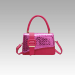 Le sac à main Gloria rose, symbole de grâce et de style, exposé dans la boutique Izamel.