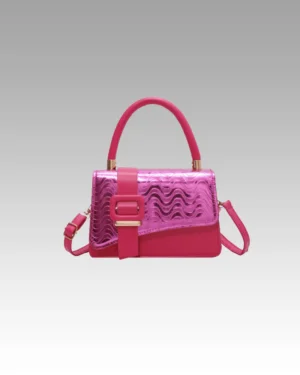 Le sac à main Gloria rose, symbole de grâce et de style, exposé dans la boutique Izamel.