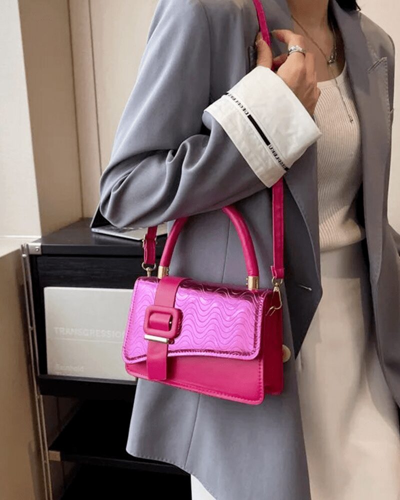 Femme raffinée arborant le sac à main Gloria rose, une touche de douceur pour un style distingué.