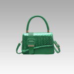 Le sac à main Gloria vert, symbole de sophistication, exposé avec élégance dans la boutique Izamel.
