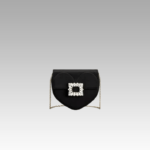 Faites une déclaration de mode classique avec le sac à bandoulière Madison en satin noir, une pièce incontournable pour les femmes de goût de la boutique Izamel.