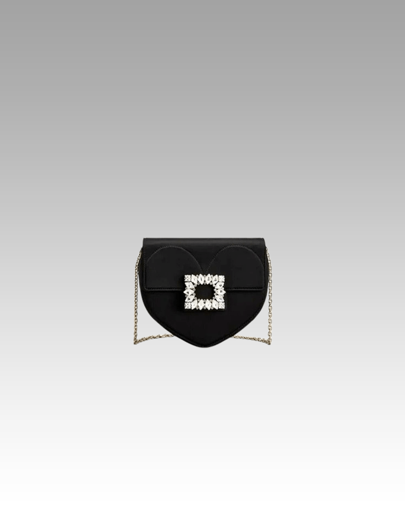 Faites une déclaration de mode classique avec le sac à bandoulière Madison en satin noir, une pièce incontournable pour les femmes de goût de la boutique Izamel.