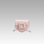 Plongez dans le luxe avec le sac à bandoulière Madison en satin rose, une pièce emblématique pour les femmes sophistiquées de la boutique Izamel.