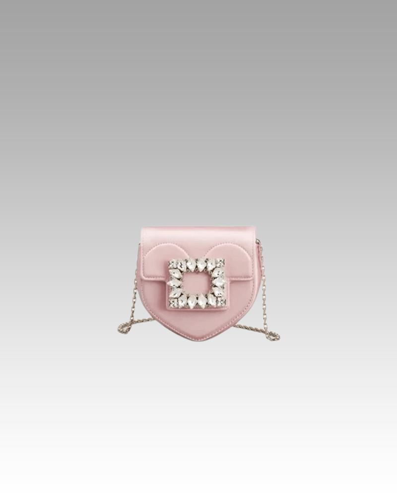 Plongez dans le luxe avec le sac à bandoulière Madison en satin rose, une pièce emblématique pour les femmes sophistiquées de la boutique Izamel.