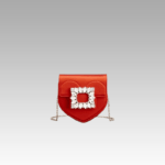 Faites une déclaration de mode audacieuse avec le sac à bandoulière Madison en satin rouge, une pièce emblématique pour les femmes de la boutique Izamel.