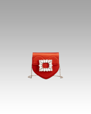 Faites une déclaration de mode audacieuse avec le sac à bandoulière Madison en satin rouge, une pièce emblématique pour les femmes de la boutique Izamel.
