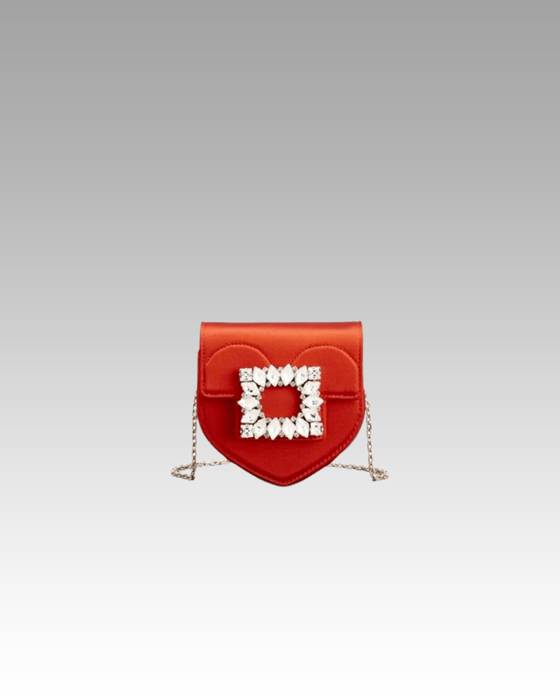 Faites une déclaration de mode audacieuse avec le sac à bandoulière Madison en satin rouge, une pièce emblématique pour les femmes de la boutique Izamel.