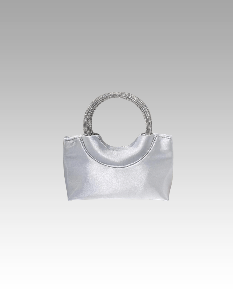 Découvrez le raffinement absolu du sac à main Myriam en satin argenté, une création exclusive de la boutique Izamel.
