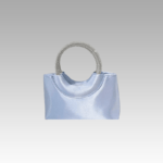 Optez pour l'élégance intemporelle avec le sac à main Myriam en satin bleu, une création emblématique de la boutique Izamel.