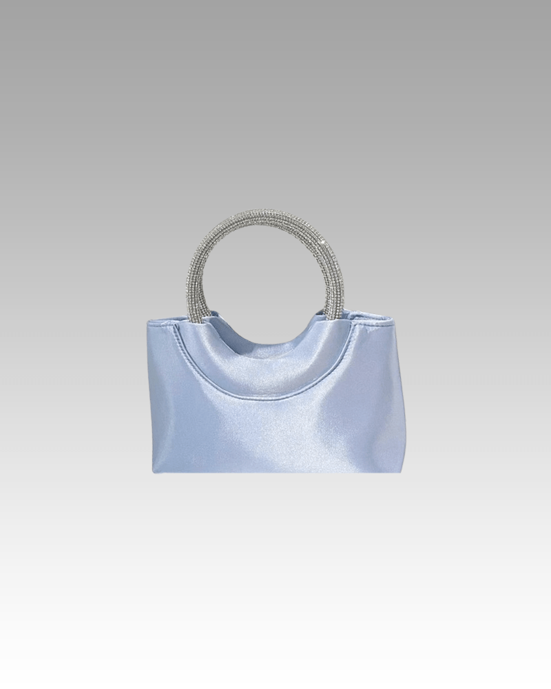 Optez pour l'élégance intemporelle avec le sac à main Myriam en satin bleu, une création emblématique de la boutique Izamel.