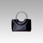 Affichez votre élégance avec le sac à main en satin noir Myriam, une pièce intemporelle pour les femmes disponibles en exclusivité chez Izamel."