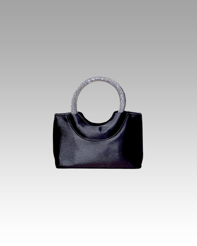 Affichez votre élégance avec le sac à main en satin noir Myriam, une pièce intemporelle pour les femmes disponibles en exclusivité chez Izamel."