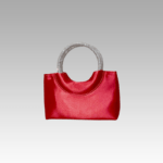 Découvrez l'intensité du sac à main Myriam en satin rouge, une pièce unique qui incarne la passion du style, exclusivement chez Izamel.