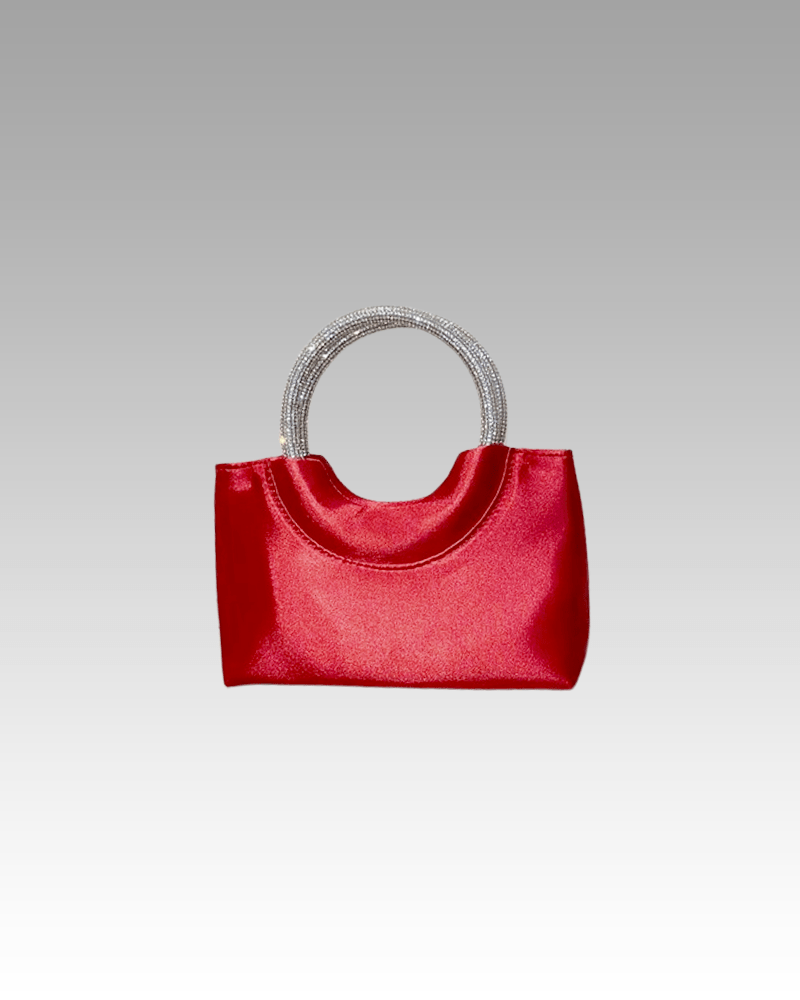 Découvrez l'intensité du sac à main Myriam en satin rouge, une pièce unique qui incarne la passion du style, exclusivement chez Izamel.
