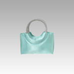 Découvrez le charme inégalé du sac à main Myriam en satin vert, une création distinctive disponible uniquement dans la boutique Izamel.