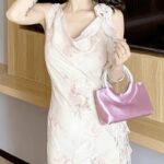 Myriam : un sac à main en satin violet, l'accessoire raffiné qui fait sensation.
