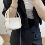 Sublimez votre style en portant le sac à main blanc Shay avec élégance, une pièce raffinée pour toutes les femmes.