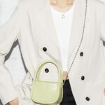 Sublimez votre style avec le sac à main vert Shay, une expression de sophistication portée avec élégance par les femmes de la boutique Izamel.