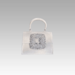 Élégance pure à Izamel : Découvrez le sac à main Elise en velours blanc, orné de strass scintillants, capturé dans l'ambiance raffinée de la boutique Izamel.