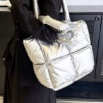 Sac à main matelassé argenté Rachel - Accessoire tendance porté sur l'épaule pour femmes chez Izamel.