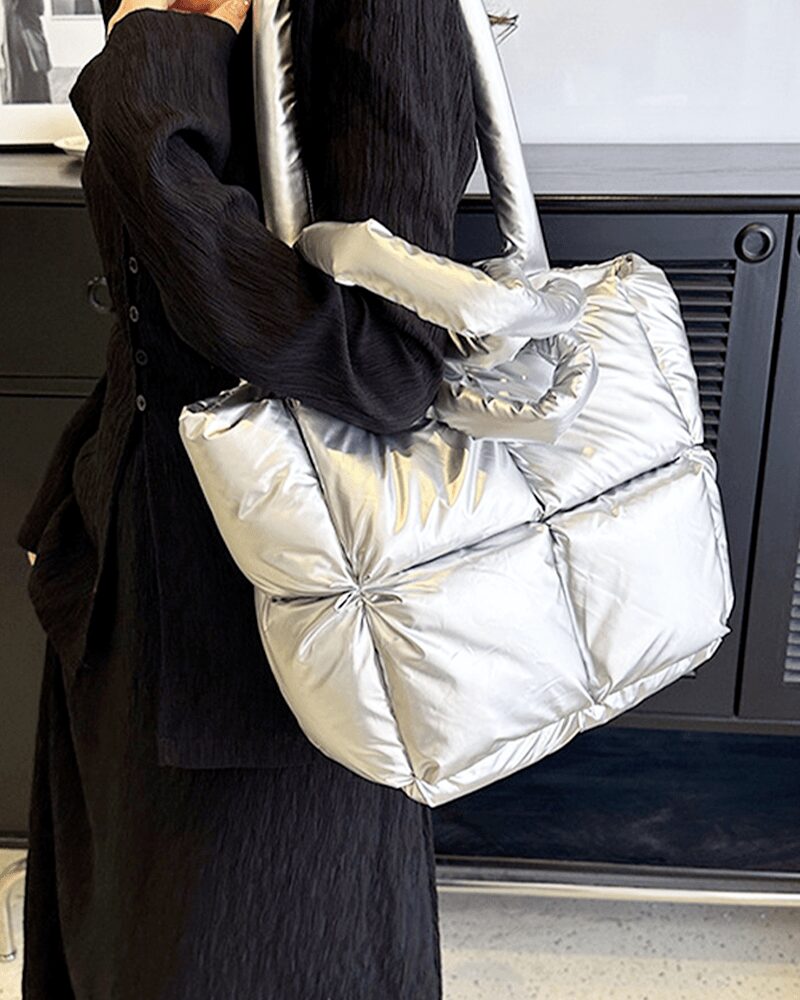 Sac à main matelassé argenté Rachel - Accessoire tendance porté sur l'épaule pour femmes chez Izamel.