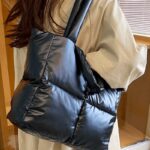 Sac à main matelassé noir Rachel - Accessoire chic porté à l'épaule pour femmes chez Izamel.