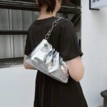 Siham sac à main d'épaule plissé argenté - Accessoire chic pour femmes portant à l'épaule.