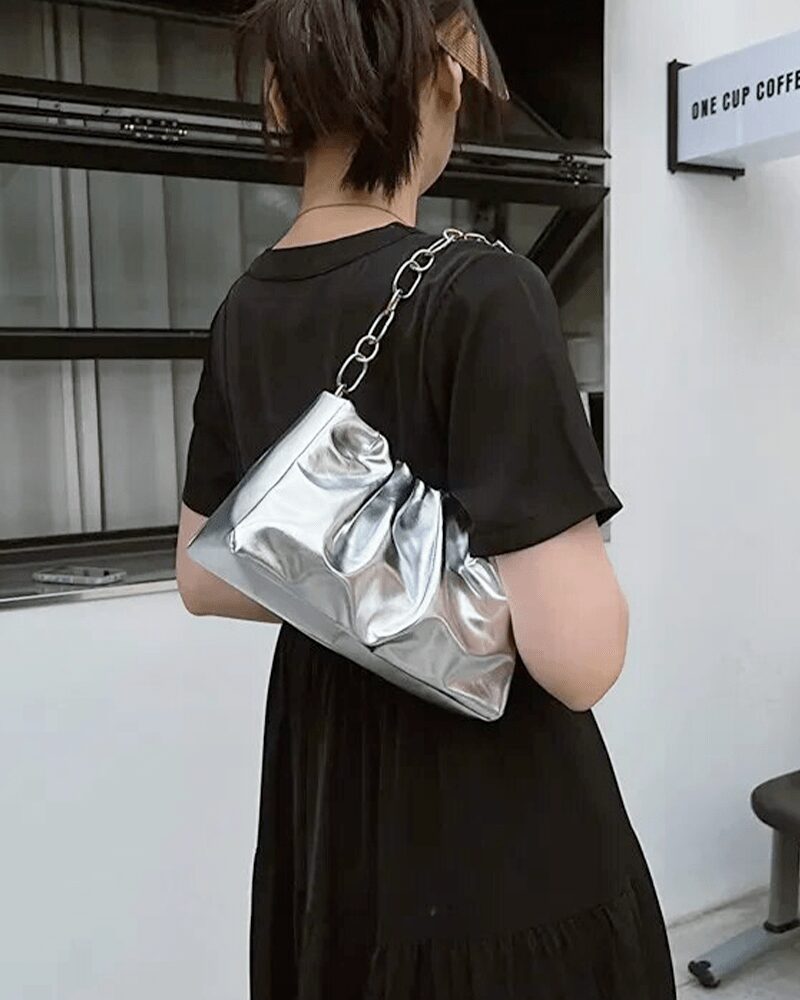 Siham sac à main d'épaule plissé argenté - Accessoire chic pour femmes portant à l'épaule.