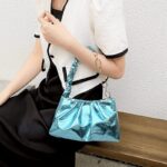 Sac à main d'épaule plissé bleu Siham - Accessoire chic pour Femmes portant à bras.