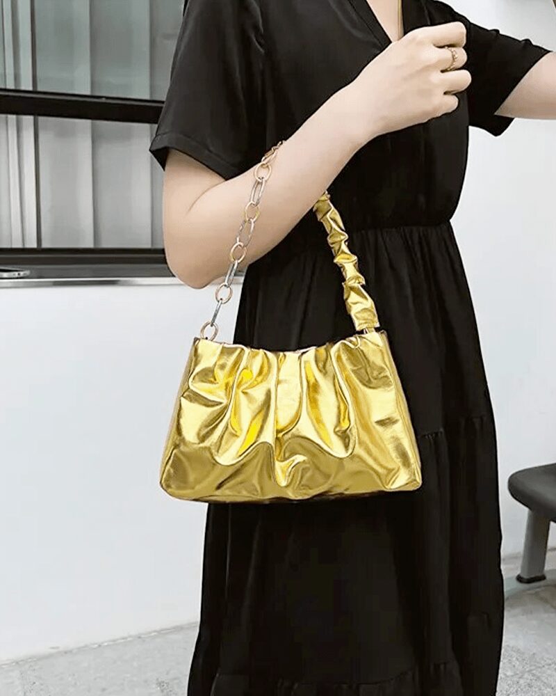 Siham sac à main d'épaule plissé doré - Accessoire de mode élégant pour femmes, porté avec style et sophistication."