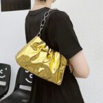 Siham sac à main d'épaule plissé doré - Accessoire chic pour femmes portant à l'épaule.