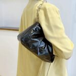 Siham sac à main d'épaule plissé noir - Accessoire chic pour femmes portant à l'épaule.